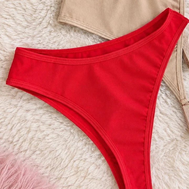 Detalle de una prenda roja sobre una alfombra clara